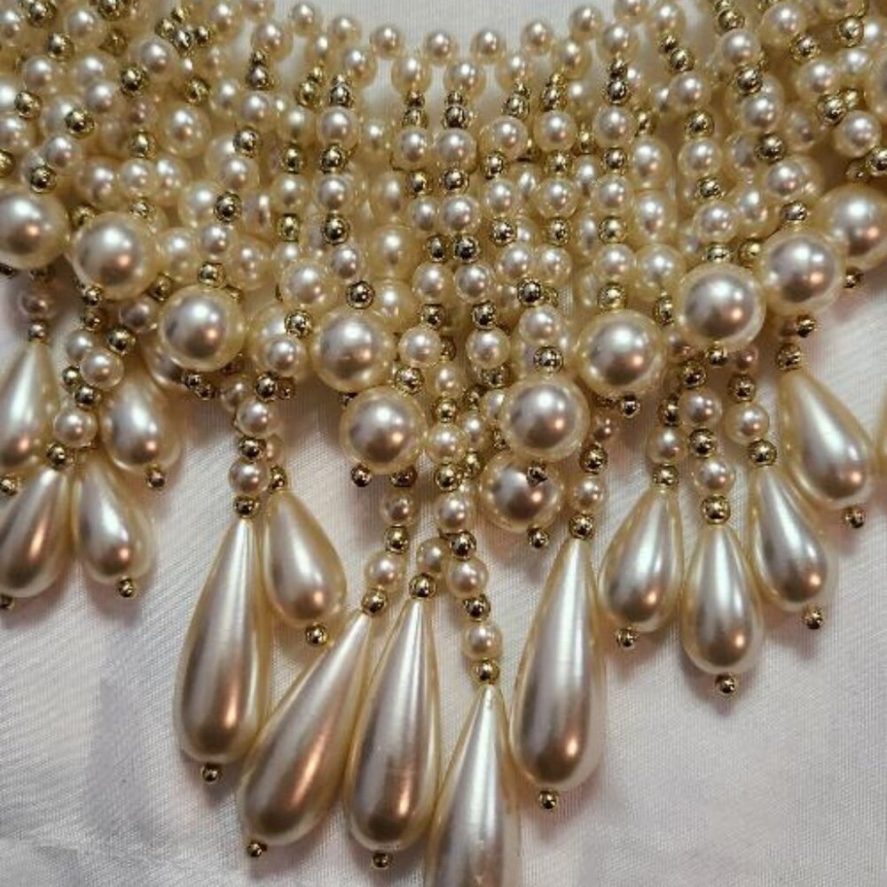 Beautiful Vintage Faux Pearl multistrand with a cascade or bib design - Picture 4 of 5